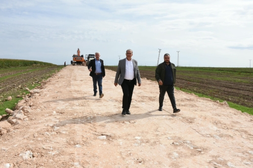 HİLVAN’DA ÇUKURLARLA ANILAN YOL, YENİLENEREK HİZMETE HAZIRLANIYOR